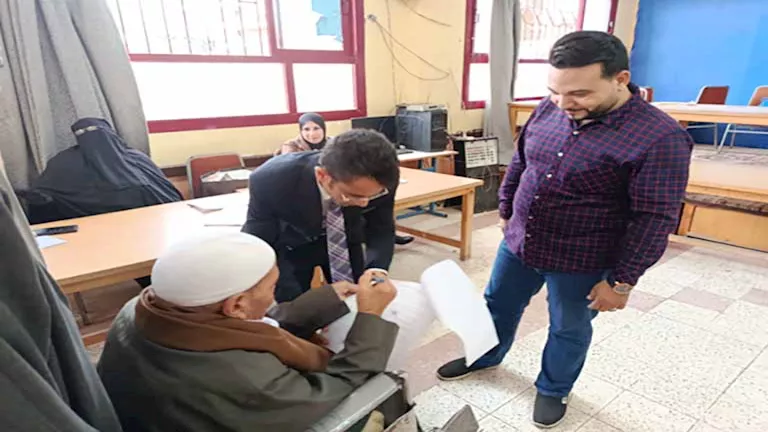 قاضٍ يترك مقعده لمساعدة مسن “يمازحه” في لجنة انتخابية بدسوق (صوقاضٍ يت قاضٍ يترك مقعده لمساعدة مسن “يمازحه” في لجنة انتخابية بدسوق (صوقاضٍ يت