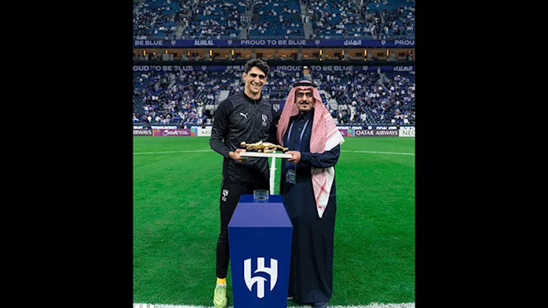 9 صور لتكريم الهلال السعودي ياسين بونو بعد حصوله على أفضل حارس في أفري 9 صور لتكريم الهلال السعودي ياسين بونو بعد حصوله على أفضل حارس في أفري