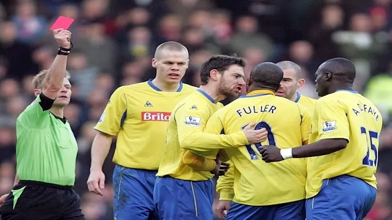 واقعة استثنائية.. حكم يشهر 24 بطاقة حمراء في مباراة واحدة في فرنسا