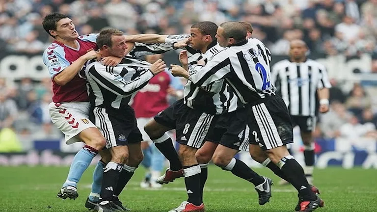 ضربة رأس ومضرب جولف.. 5 معارك لا تُنسى أشعلت الملاعب بين زملاء الفريق