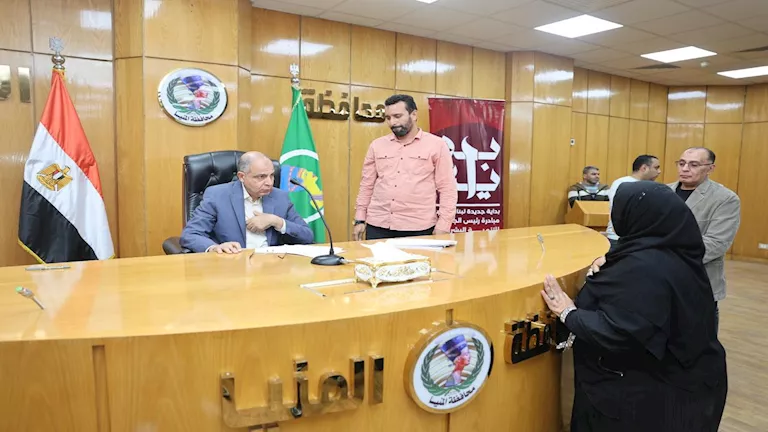 محافظ المنيا يناقش مع أهالي عزبة شاهين مشكلة القمامة والكلاب الضالة (ص محافظ المنيا يناقش مع أهالي عزبة شاهين مشكلة القمامة والكلاب الضالة (ص