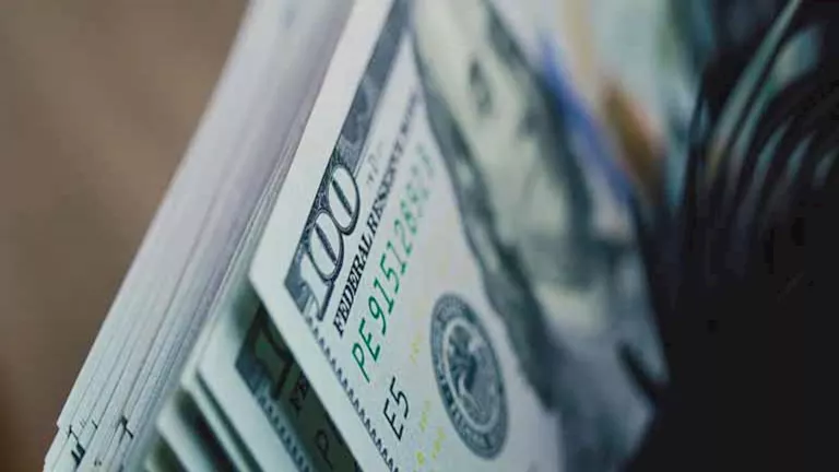 عاجل قفزة في سعر الدولار مقابل الجنيه بمنتصف تعاملات اليوم 