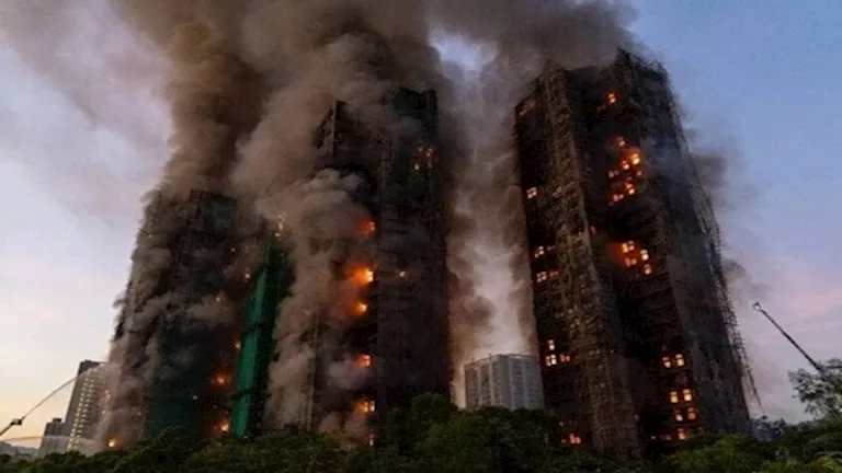 سلطات هونج كونج: ارتفاع حصيلة قتلى حريق المجمع السكني لـ128 شخصا