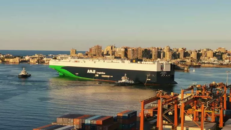 حمولتها 25 ألف سيارة.. ميناء الإسكندرية يستقبل أكبر ناقلة في العالم (ص