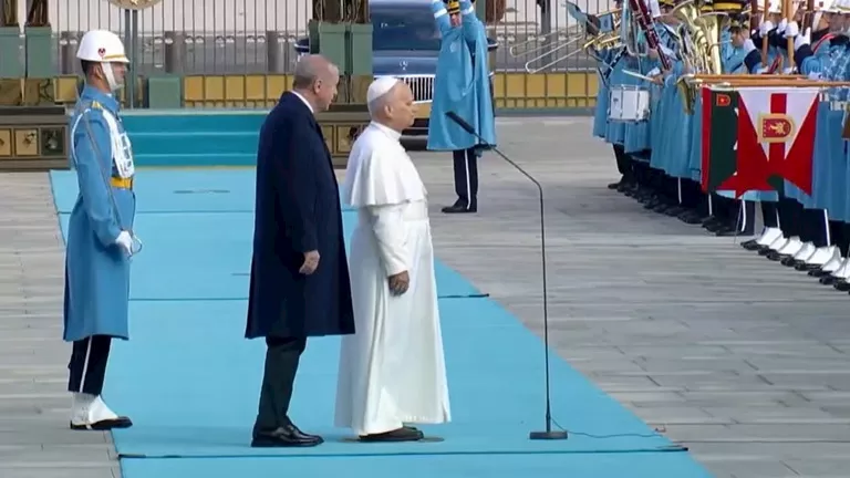 فيديو.. استقبال بابا الفاتيكان بـ”طلع البدر علينا” يُثير غضبا واسعا في