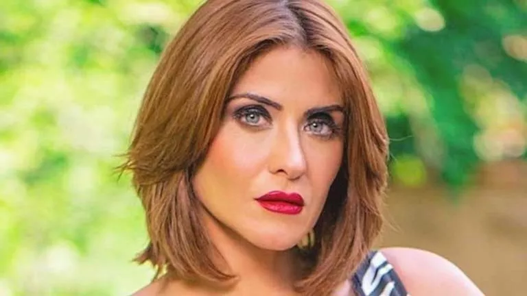 "الأسود يليق بها".. هيدي كرم تخطف الأنظار بـ"اللوك الرياضي" 