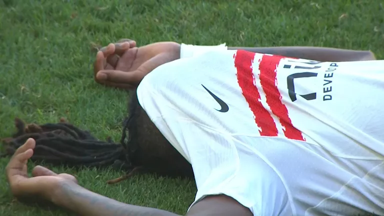 لحظات حزن لاعبي الزمالك بعد التعادل مع كايزر تشيفز في الكونفدرالية لحظات حزن لاعبي الزمالك بعد التعادل مع كايزر تشيفز في الكونفدرالية