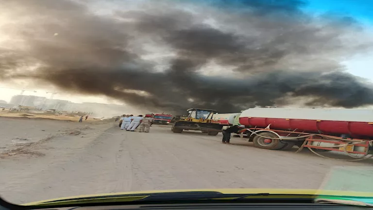 لهيب في قلب التجمع.. حريق ضخم يلتهم مخزن تكييفات خلف نادي "زد"