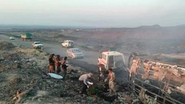 مصرع 17 شخصا في احتراق حافلة جنوبي اليمن مصرع 17 شخصا في احتراق حافلة جنوبي اليمن