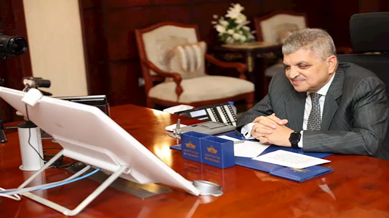 هيئة قناة السويس ومجموعة ميرسك تتفقان على دراسة تعديل جداول الإبحار