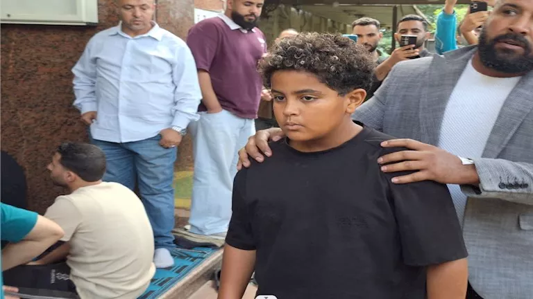 علي نجل محمد رمضان يؤدي صلاة الجنازة على جده وسط حضور جماهيري كبير