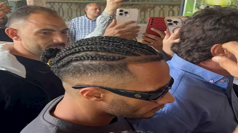 محمد رمضان يودع والده بحضور جماهيري كبير في جنازة مؤثرة بمسجد مصطفى محمود