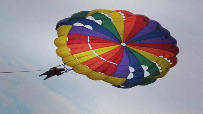 سقوط مفاجئ في سماء الهرم.. حادث باراشوت داخل نادي قصر الأهرام