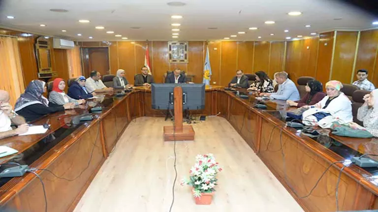 محافظ أسيوط يبحث دعم الأسر المنتجة والمشاركة بمعارض القاهرة (صور)