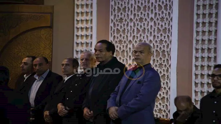 نجوم السينما المصرية يودعون أحمد عبدالله في عزائه بمسجد الشرطة