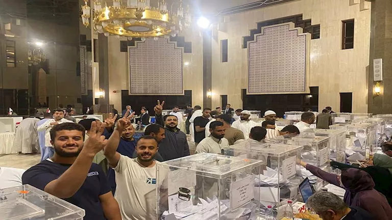 استمرار توافد الناخبين على السفارة المصرية بالرياض- صور