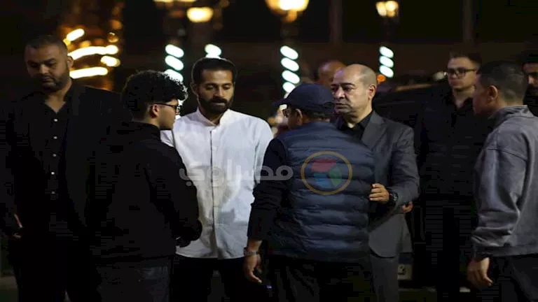 نجوم السينما يحيون ذكرى أحمد عبدالله في عزائه بحضور هنيدي