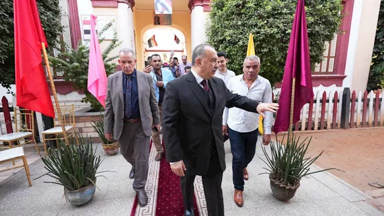 فيديو وصور- محافظ أسيوط يتفقد المقار الانتخابية قبل انتخابات النواب