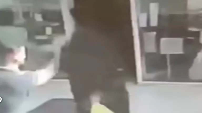 فيديو يثير الغضب.. شاب يصفع مسنة بالزقازيق والأمن يتحرك لضبطه
