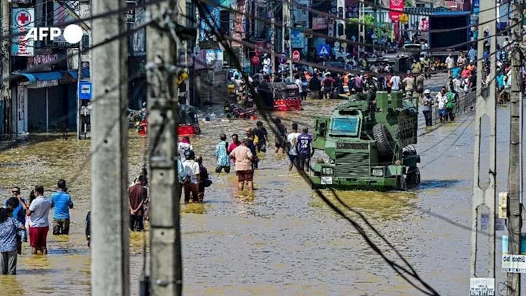 فيضانات مدمرة في آسيا.. بحث يائس عن ناجين وأكثر من 1000 قتيل (فيديو وص