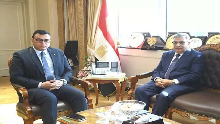 وزير الإسكان ومحافظ الدقهلية يبحثان تسريع إنجاز مشروعات المياه والصرف