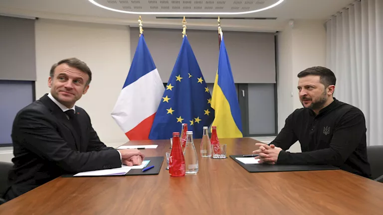 زيلينسكي يلتقي ماكرون في باريس وسط استمرار جهود السلام الأمريكية