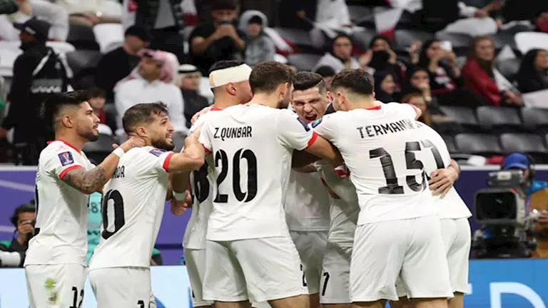 هجوم قوي من لاعب فلسطين ضد أمين عمر حكم مباراة السعودية هجوم قوي من لاعب فلسطين ضد أمين عمر حكم مباراة السعودية