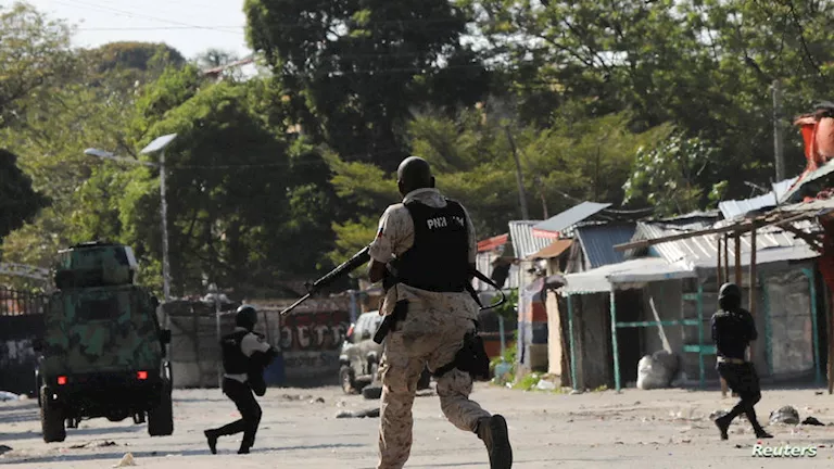 “يطلقون النار ويحرقون المنازل”.. العصابات تشن هجوما كبيرا في وسط هايتي