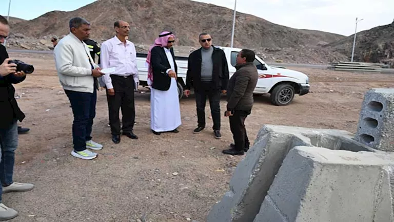 محافظ جنوب سيناء يتفقد ساحة انتظار النقل الثقيل بطابا