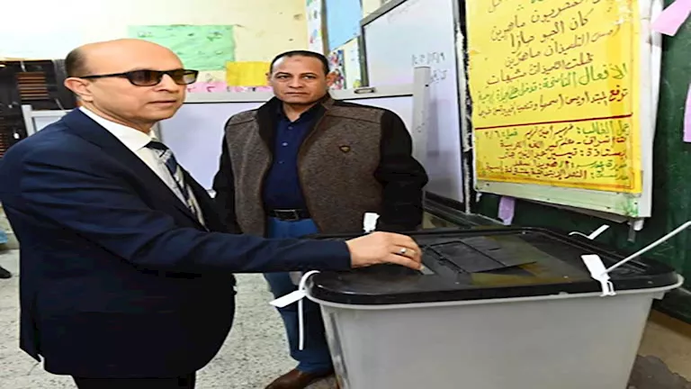 بالصور- رئيس جامعة أسيوط يدلي بصوته في انتخابات مجلس النواب