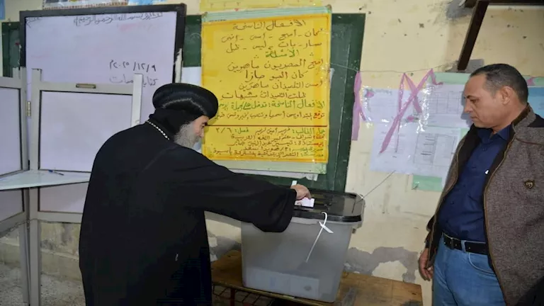 بالصور- سكرتير المجمع المقدس يدلي بصوته في انتخابات النواب بأسيوط