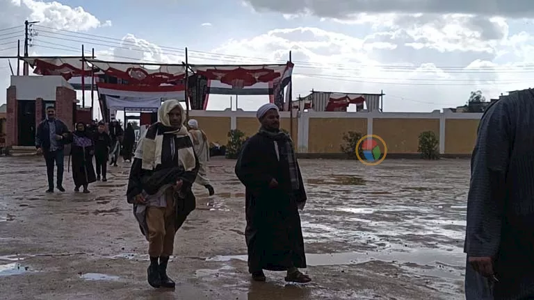 الأمطار تتساقط على الفيوم.. والناخبون يواصلون التصويت تحت المياه