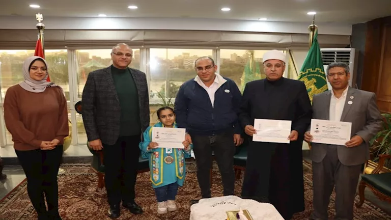 محافظ القليوبية يكرم الطفلة مريم بعد تصدرها مسابقات القراءة