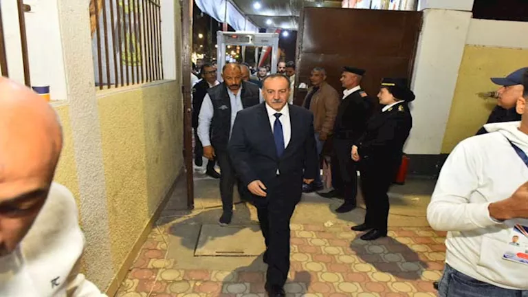 جولة مسائية لمحافظ أسيوط بحي غرب لمتابعة سير انتخابات النواب (فيديو وص