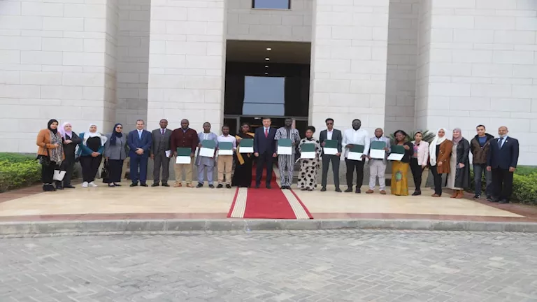 وزير الزراعة يُسلم شهادات التخرج لمتدربين أفارقة في ختام برنامج إنتاج