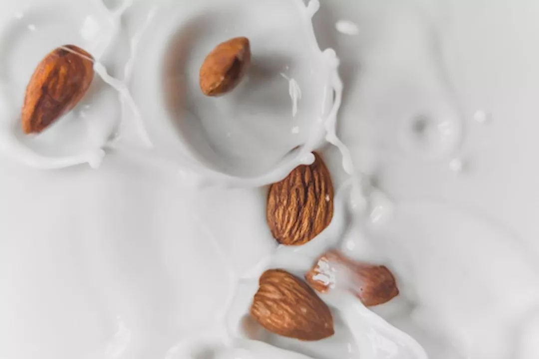 حليب اللوز