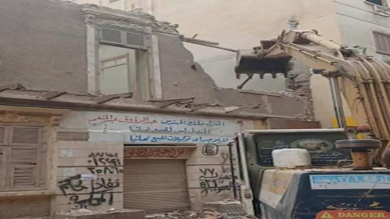إزالة عقار قديم في السويس لخطورته الداهمة على المواطنين