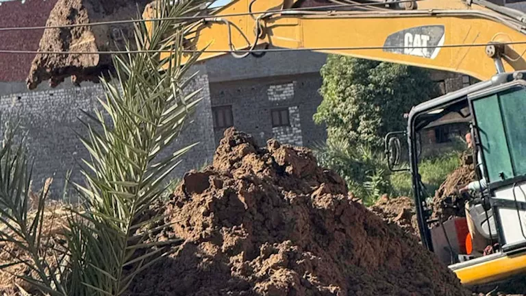 البحث عن شقيقين انهارت عليهما حفرة أثناء التنقيب عن الآثار بالفيوم