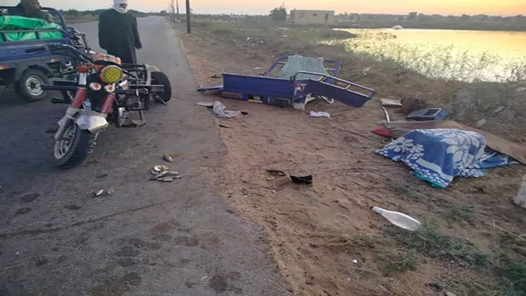 بالصور- إصابة 6 أشخاص في تصادم سيارة ربع نقل وتروسيكل بالفيوم