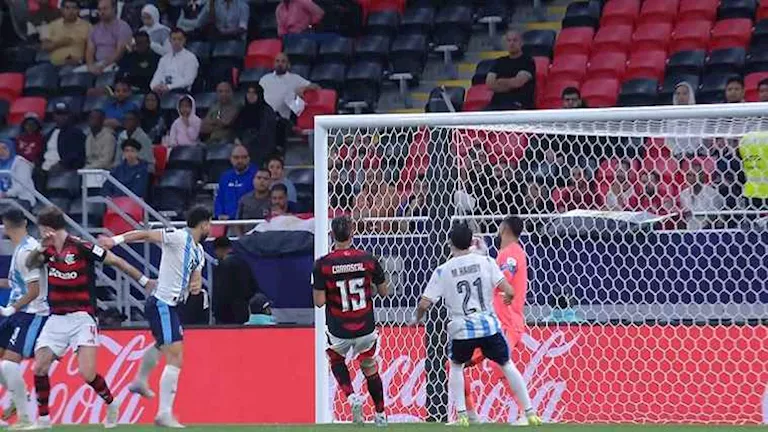 نجم ليفربول السابق يتابع مباراة بيراميدز وفلامنجو في كأس الإنتركونتينن