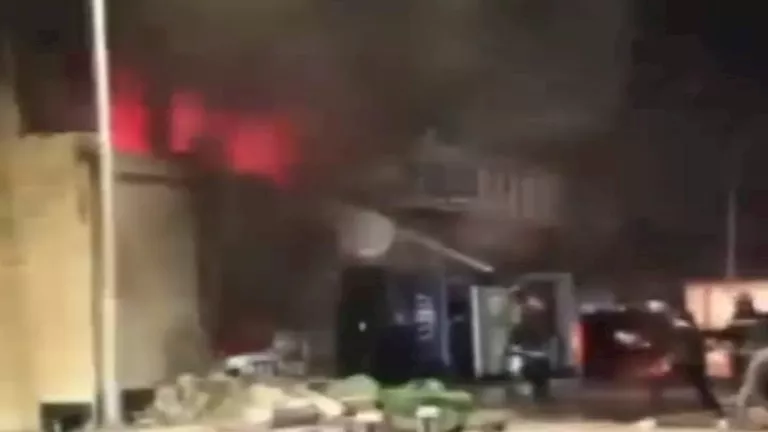 إخماد حريق في مقهى بالسويس