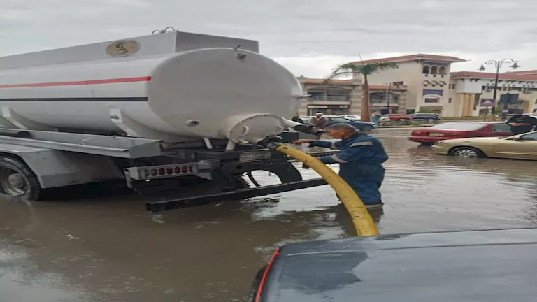 بورسعيد تحت الأمطار.. سيارات ومعدات شفط المياه تنتشر بالشوارع