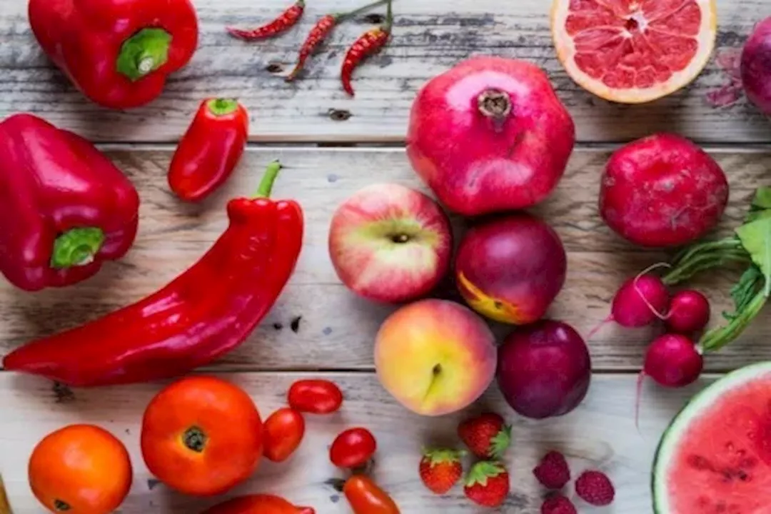 لخفض الكوليسترول- 6 أطعمة حمراء تناولها يوميًا 