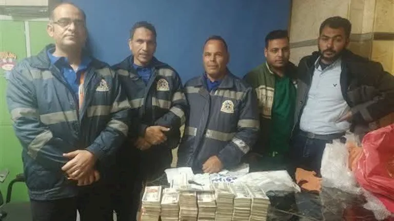 مسعف وسائق في بني سويف يُعيدان 684 ألف جنيه عثرا عليها إثر حادث سير