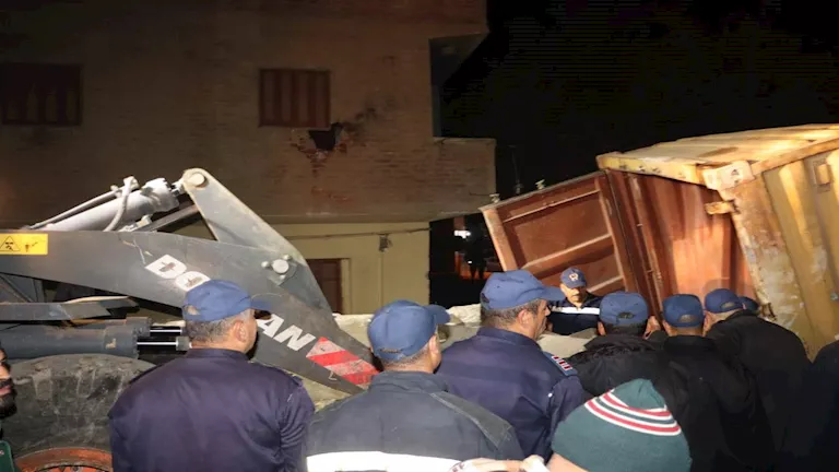 لحظة سقوط حاويات من قطار بضائع في طوخ -فيديو لحظة سقوط حاويات من قطار بضائع في طوخ -فيديو