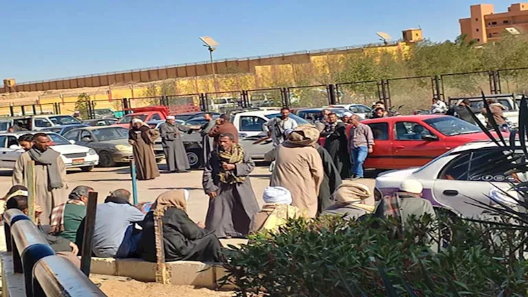 رحلة علاج تتحول لفاجعة.. أهالي ضحايا ميكروباص قنا ينتظرون الجثامين