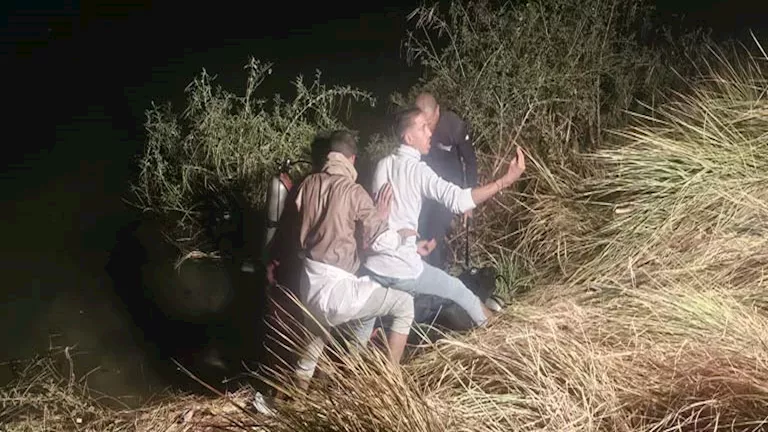 6 نعوش.. تشييع ضحايا حادث انقلاب ميكروباص بترعة الجبلاو في قنا – صور