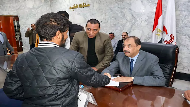 محافظ سوهاج يستمع لمطالب الأهالي خلال اللقاء الأسبوعي ويوجه بحلول عاجلة 