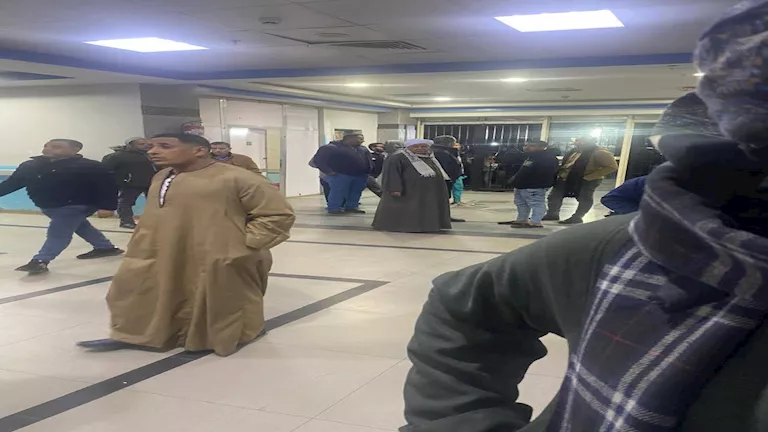 حزن داخل مستشفى قنا.. أهالي 6 ضحايا حادث ميكروباص الجبلاو ينتظرون تسلم حزن داخل مستشفى قنا.. أهالي 6 ضحايا حادث ميكروباص الجبلاو ينتظرون تسلم