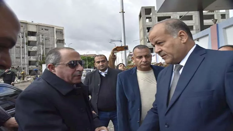 محافظ بورسعيد يواسي تلاميذ مدرسة السباح الراحل يوسف